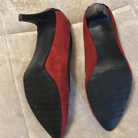 Sexy red lace back heels with black piping around shoe. - Picture 6 of 7